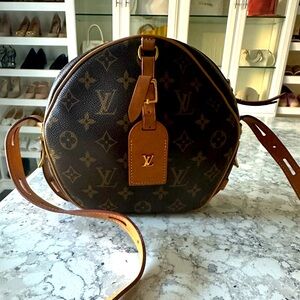 Louis Vuitton Crossbody bag
Super cute & in fashion
Holds phone, keys, wallet